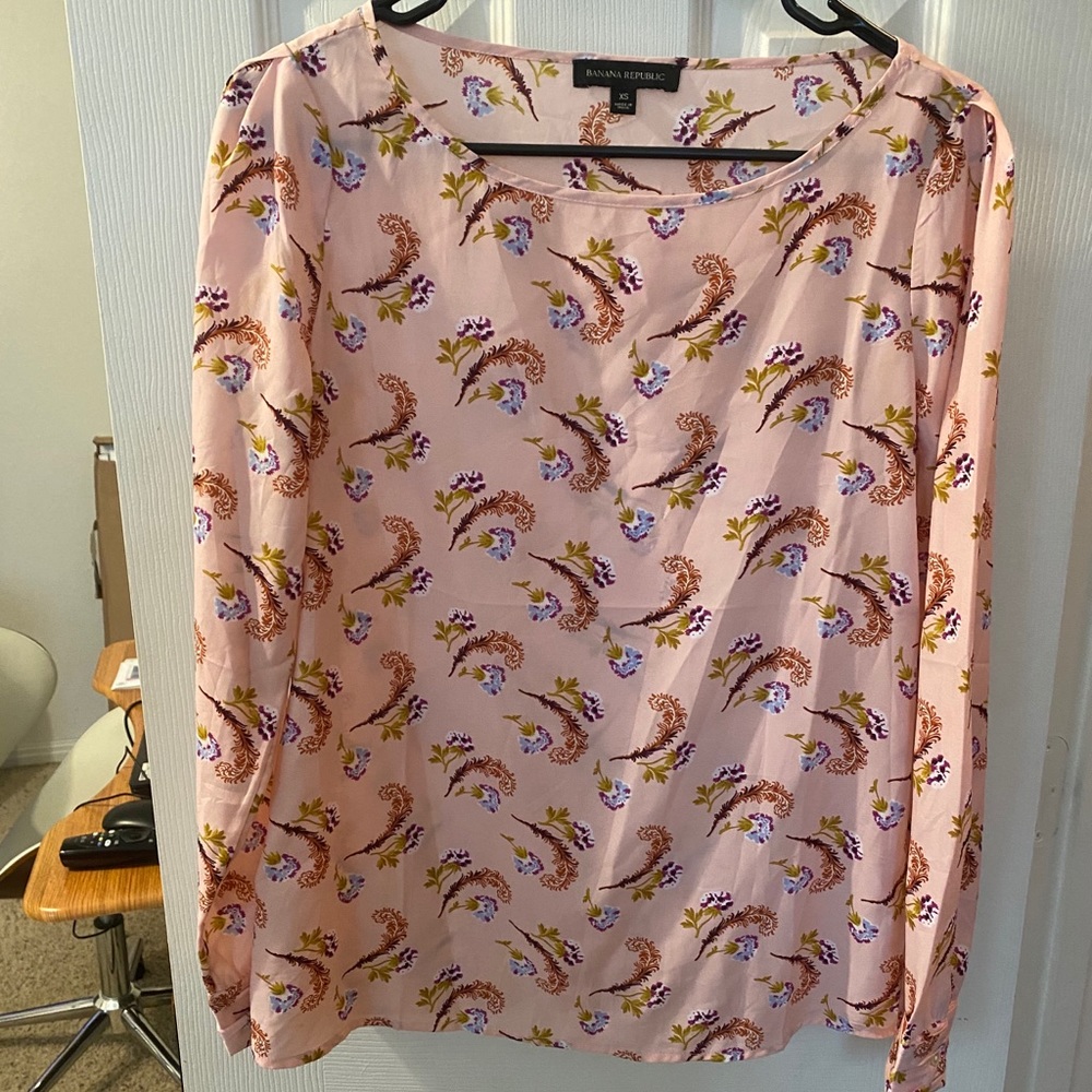Never worn Banana Republic Silk Feather Print Top